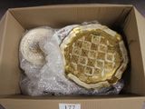 une boîte en carton contenant une tarte, posée sur une table