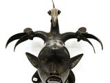 une sculpture représentant un poisson avec des cornes sur la tête