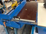 une image représentant une machine en train de scier un morceau de bois