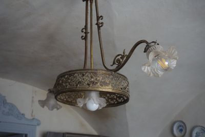 un lustre suspendu au plafond d'une pièce
