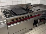 une cuisine équipée d'une cuisinière, d'un four et d'un évier