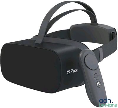 une image représentant un casque de réalité virtuelle muni d'une télécommande