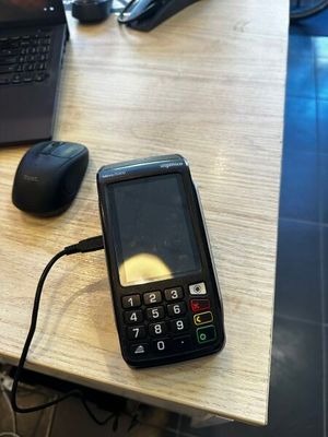 un téléphone portable posé sur un bureau à côté d'un ordinateur portable