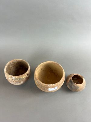 un ensemble composé de trois petits bols en céramique et d'un bol en céramique plus petit