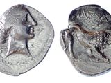 un gros plan d'une pièce de monnaie sur laquelle figurent une femme et un oiseau