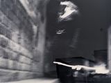 une photo en noir et blanc d'un homme sur un skateboard