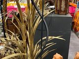 une lampe posée sur une table dans un magasin