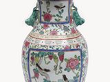 un vase orné d'un motif représentant un oiseau et des fleurs