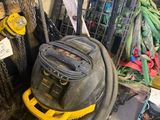 une photo montrant un ensemble d'outils et de matériel dans un garage