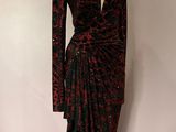 une robe rouge et noire sur un mannequin, un mannequin, un mannequin, un mannequin, un mannequin, un mannequin, un mannequin, un mannequin, un mannequin, un mannequin, un mannequin, un mannequin, un mannequin, un mannequin, un mannequin, un mannequin, un mannequin, un mannequin, un mannequin, un mannequin, un mannequin, un mannequin, un mannequin, un mannequin, un mannequin, un mannequin, un mannequin, un mannequin, un mannequin, un mannequin, un mannequin, un mannequin, un mannequin, un manne