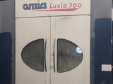 une grande porte blanche et bleue au milieu d'un immeuble