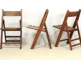 trois chaises en bois posées les unes à côté des autres sur le sol
