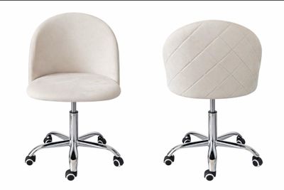 deux chaises blanches à roulettes sur fond blanc, avec un fond blanc