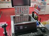 une photo représentant un ordinateur et un clavier dans un magasin