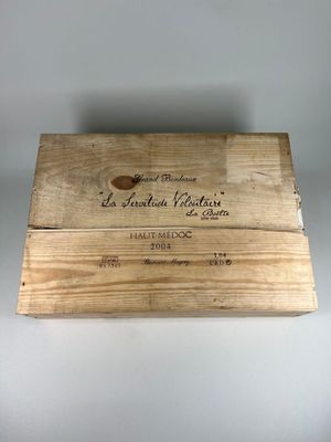une vieille boîte en bois avec une étiquette posée sur une table