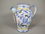 un vase bleu et blanc orné d'un motif floral