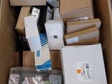 une boîte en carton remplie de matériel électronique sur le sol