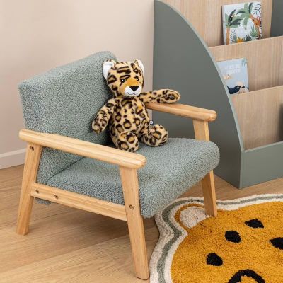 un ours en peluche assis sur une chaise