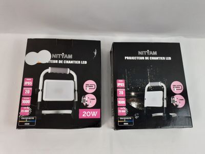 deux boîtes contenant des gadgets électroniques blancs et noirs posées sur une surface blanche