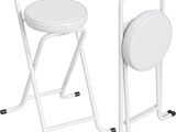 deux tabourets pliants blancs équipés de roulettes et d'une assise blanche