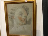 trois tableaux accrochés au mur d'une pièce