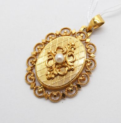 une image représentant un pendentif en or orné d'une perle au centre