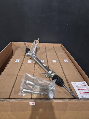 une boîte contenant quelques outils, posée sur une table
