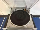 a record player sitting on top of a turntable