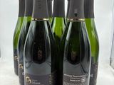 six bouteilles de vin sont alignées sur une table