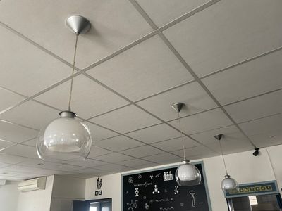 un tableau noir accroché au mur d'un restaurant