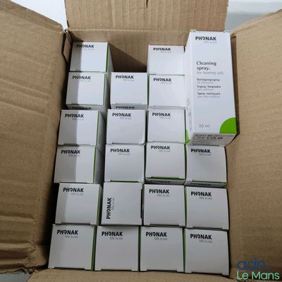 une boîte contenant des cartons de produits Pharmix