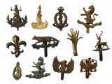 de nombreux types différents d'insignes militaires sur fond blanc