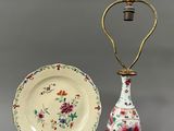 deux vases et une assiette posés les uns à côté des autres