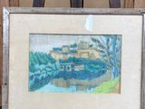 peinture posée sur un chevalet, avec un tableau représentant un paysage en arrière-plan