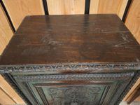 Crédence en bois sculpté, ouvrant par une porte, reposant su… (photo 2)