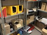 une pièce avec beaucoup de boîtes et de cartons sur les étagères