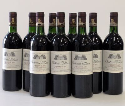 six bouteilles de vin sont alignées sur une table