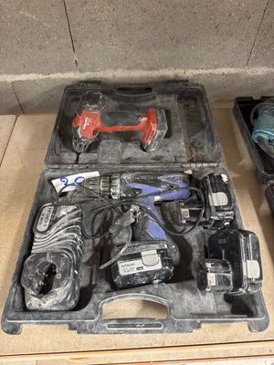 Lot comprenant : - 1 visseuse HITACHI avec chargeur et 3 bat…