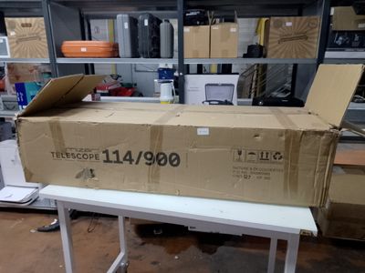 une boîte posée sur une table dans une pièce