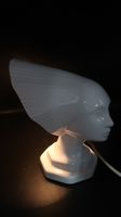 Lampe veilleuse en porcelaine blanche représentant une Victo… (photo 2)