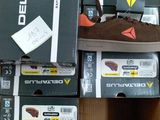 de nombreuses boîtes de chaussures posées sur une boîte en carton