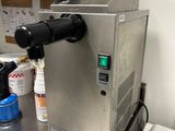 une machine posée sur le comptoir d'une cuisine