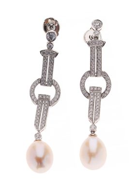 une paire de boucles d'oreilles en perles et diamants