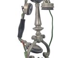 un téléphone à l'ancienne muni d'un fil
