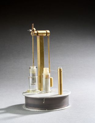 une image représentant une maquette miniature d'une horloge