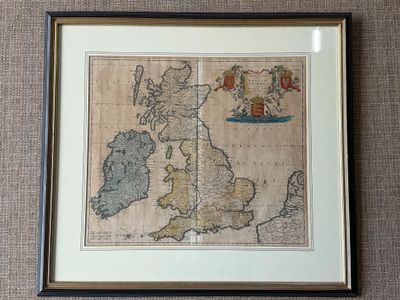 une vieille carte des îles britanniques, encadrée et accrochée au mur