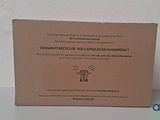 une boîte en carton sur laquelle est collée une étiquette