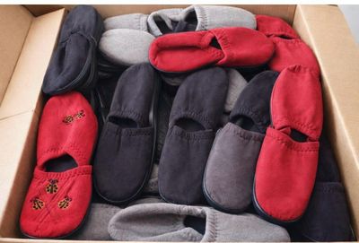 de nombreuses paires de chaussures rangées dans une boîte