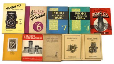 un grand nombre de livres posés sur une table