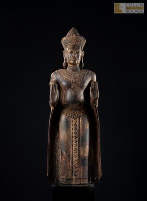 une statue en bronze représentant une femme coiffée d'une couronne